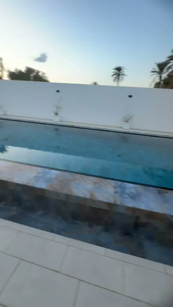 Aperçu vidéo de la piscine et des espaces de vie de la villa